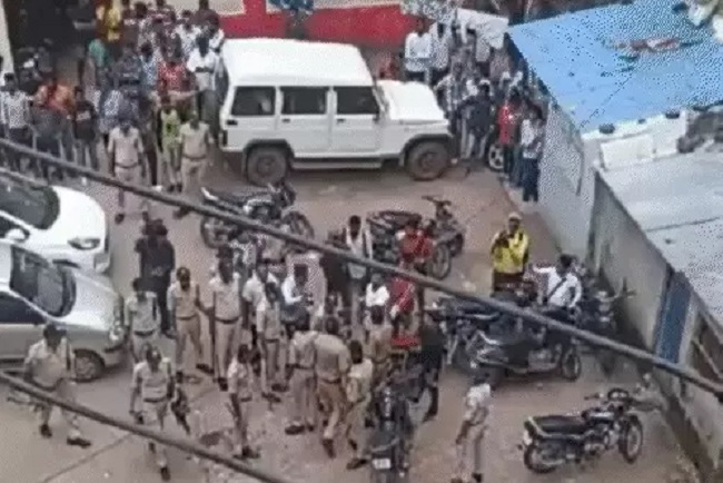 भोपाल में पांच साल की बच्ची से दुष्कर्म और हत्या के मामले की जांच करती पुलिस भोपाल में पांच साल की बच्ची से दुष्कर्म और हत्या के मामले की जांच करती पुलिस