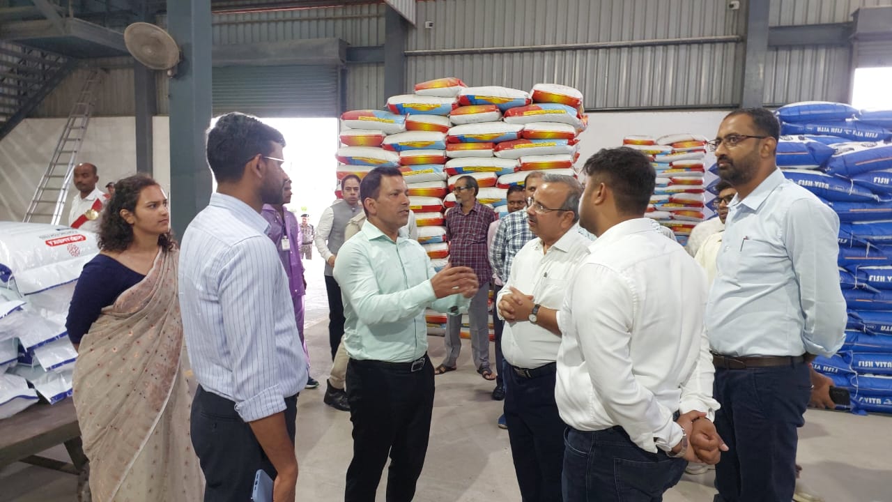 अररिया फोटो: बियाडा के एमडी,डीएम और अन्य अधिकारी जायजा लेते अररिया फोटो: बियाडा के एमडी,डीएम और अन्य अधिकारी जायजा लेते