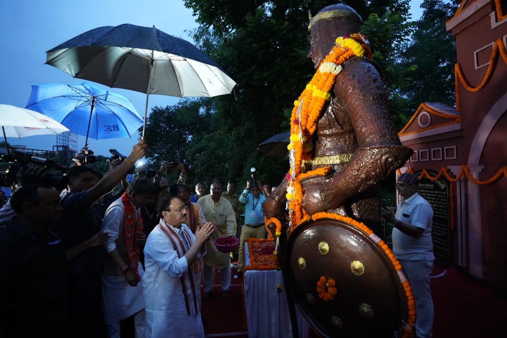 केंद्रीय स्वास्थ्य मंत्री जगत प्रसाद नड्डा  वीरांगना रानी दुर्गावती की प्रतिमा पर माल्यार्पण कर नमन करते हुए