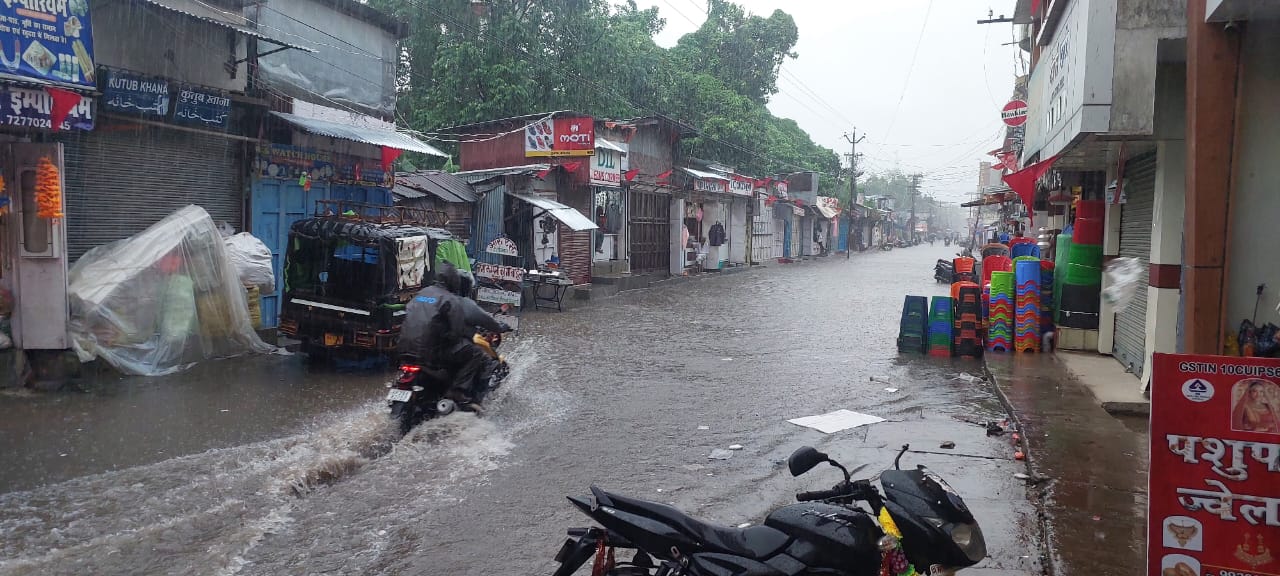 अररिया फोटो:मुख्य बाजार में जल जमाव अररिया फोटो:मुख्य बाजार में जल जमाव