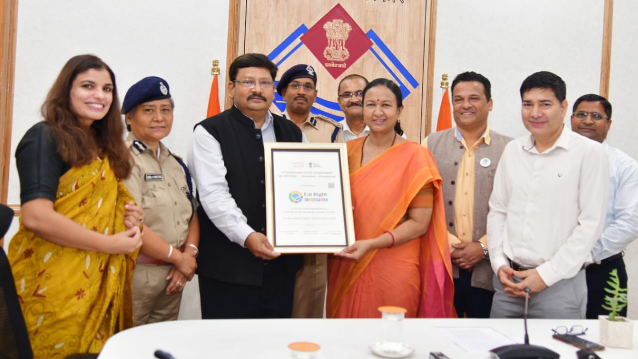 मुख्य सचिव राधा रतूड़ी सचिवालय में सचिवालय प्रशासन के सचिव दीपेंद्र चौधरी को प्रमाण पत्र देते हुए। मुख्य सचिव राधा रतूड़ी सचिवालय में सचिवालय प्रशासन के सचिव दीपेंद्र चौधरी को प्रमाण पत्र देते हुए।