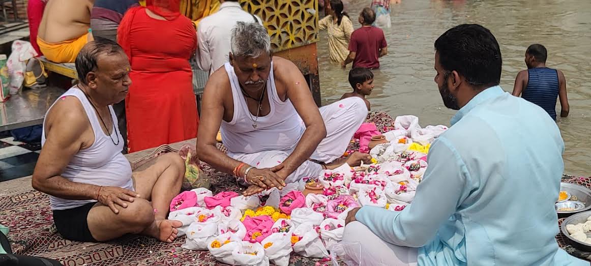 बंसल ने विधि-विधान से गंगाजी में 80 दिवंगतों के अस्थिकलश विसर्जित किये बंसल ने विधि-विधान से गंगाजी में 80 दिवंगतों के अस्थिकलश विसर्जित किये
