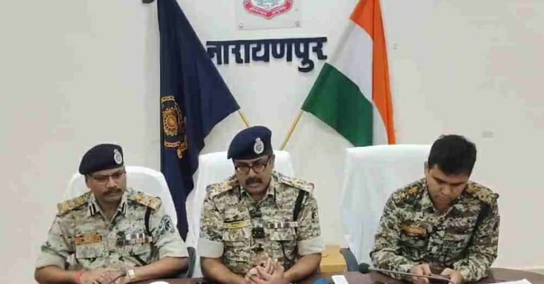 नक्सली मुठभेड़ की जानकारी देते हुए पुलिस महानिरीक्षक नक्सली मुठभेड़ की जानकारी देते हुए पुलिस महानिरीक्षक