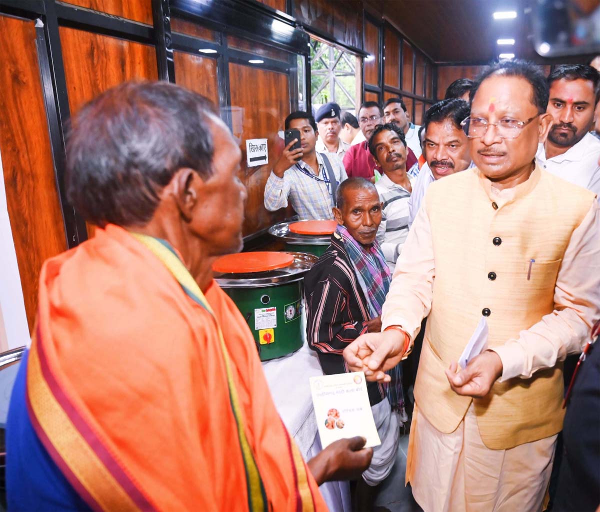 मुख्यमंत्री विष्णुदेव साय कुंभकारों इलेक्ट्रॉनिक चाक वितरित करते मुख्यमंत्री विष्णुदेव साय कुंभकारों इलेक्ट्रॉनिक चाक वितरित करते