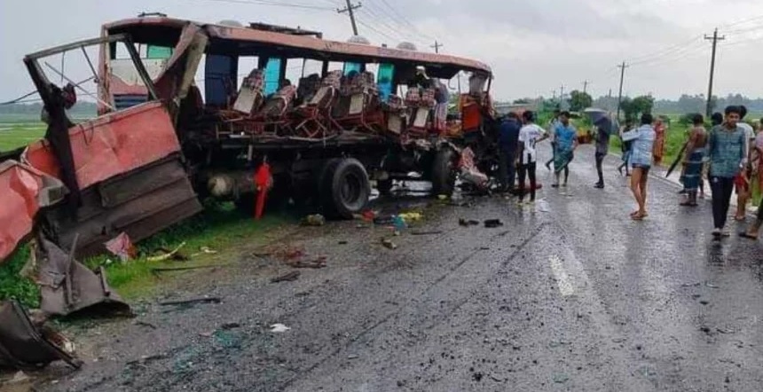 यह सड़क हादसा ढाका-अरिचा राजमार्ग पर हुआ। फोटो-इंटरनेट मीडिया यह सड़क हादसा ढाका-अरिचा राजमार्ग पर हुआ। फोटो-इंटरनेट मीडिया