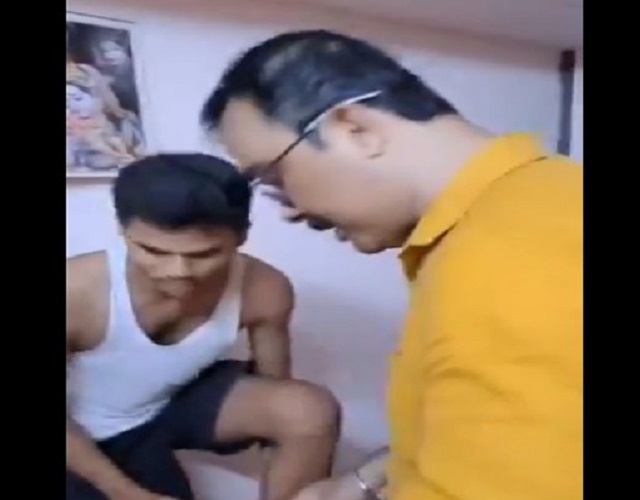 बिहार का छात्र (सफ़ेद पोशाक में) एवं आरोपित (पीले पोशाक में) बिहार का छात्र (सफ़ेद पोशाक में) एवं आरोपित (पीले पोशाक में)