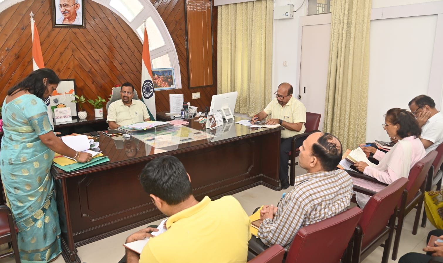 जिलाधिकारी बैठक लेते हुए जिलाधिकारी बैठक लेते हुए