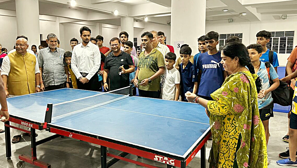 उद्धघाटन के अवसर पर पुर्व उपमुख्यमंत्री व खिलाड़ी उद्धघाटन के अवसर पर पुर्व उपमुख्यमंत्री व खिलाड़ी