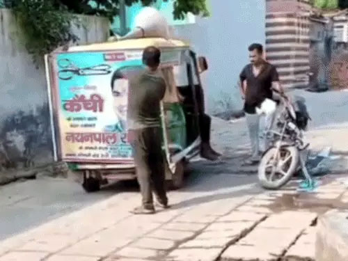 प्रचार गाड़ी में लगे नितर्वमान विधायक के पोस्टर फाड़ते युवक प्रचार गाड़ी में लगे नितर्वमान विधायक के पोस्टर फाड़ते युवक