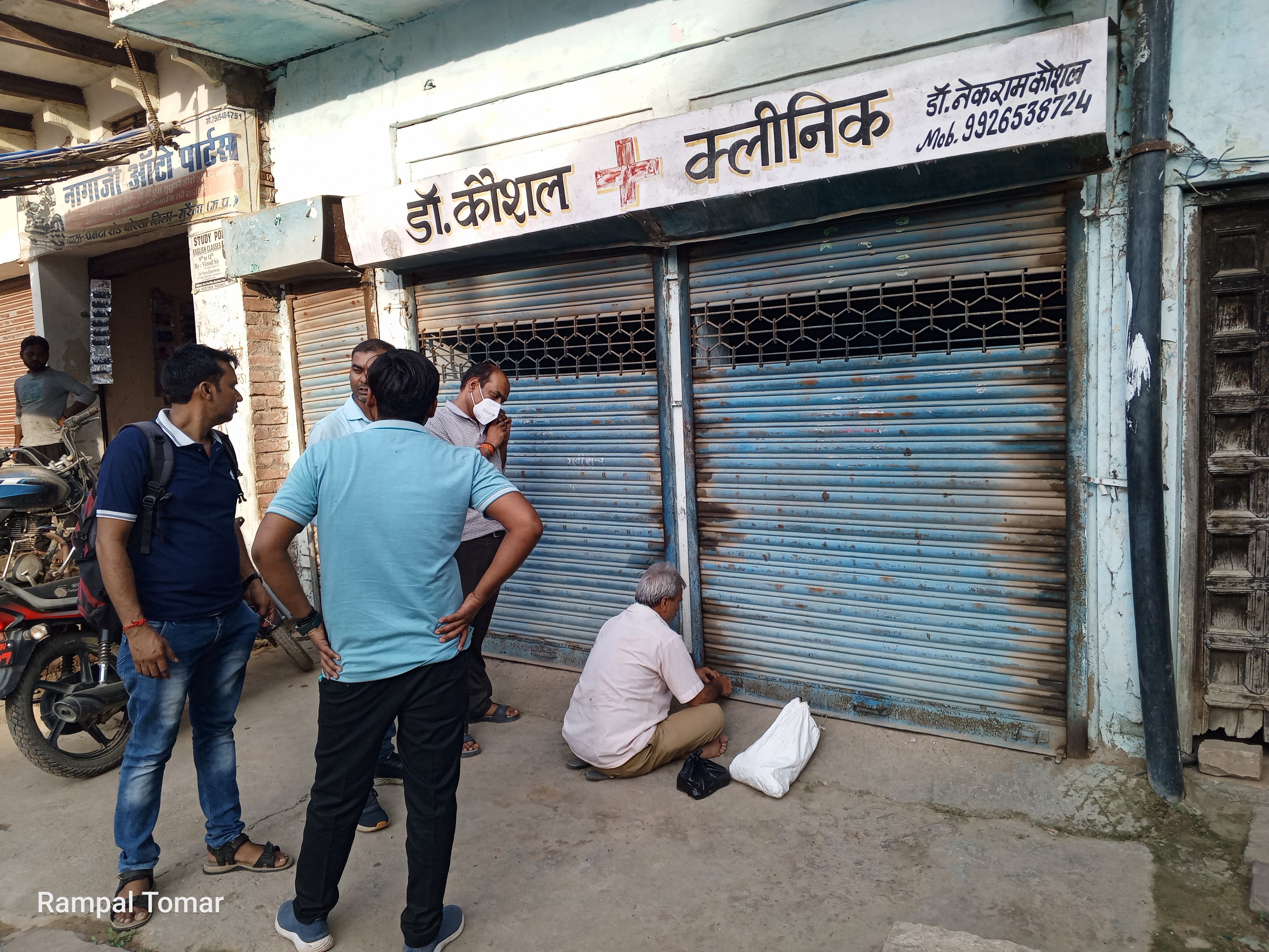 झोलाछाप चिकित्सक के क्लीनिक को सील करती स्वास्थ्य विभाग की टीम झोलाछाप चिकित्सक के क्लीनिक को सील करती स्वास्थ्य विभाग की टीम