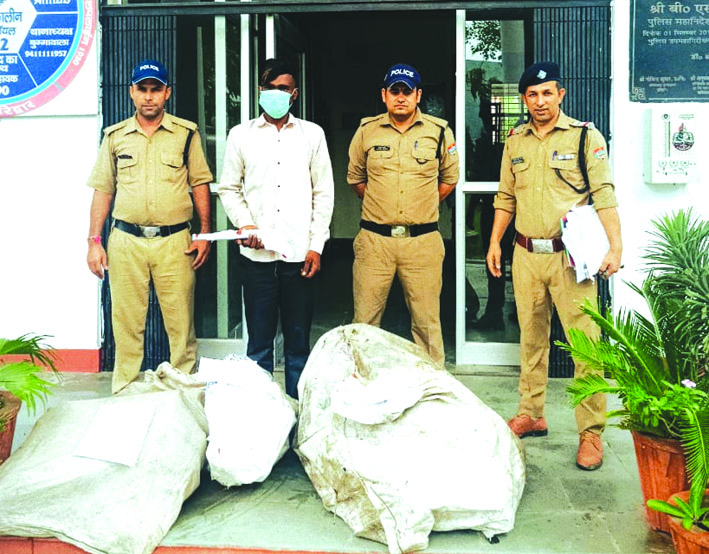 पुलिस गिरफ्त में आरोपित पुलिस गिरफ्त में आरोपित