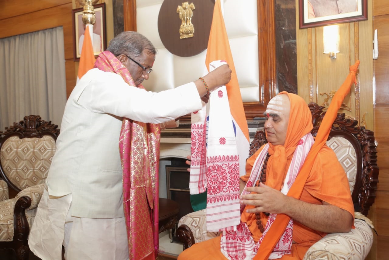 पूर्वाम्नाय गोवर्धन मठ पुरी पीठाधीश्वर जगद्गुरु शंकराचार्य स्वामी अधोक्षाजानंद देवतीर्थ जी महाराज से मिलते राज्यपाल लक्ष्मण आचार्य