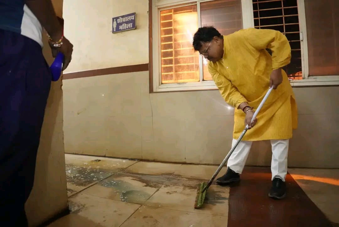 गंदगी देख नाराज हुए ऊर्जा मंत्री, गंदगी देख नाराज हुए ऊर्जा मंत्री,