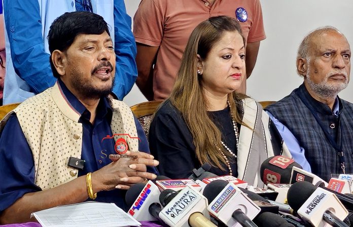 जम्मू-कश्मीर में अनुच्छेद 370 के निरस्त होने के बाद 90 प्रतिशत से अधिक आतंकवाद का खात्मा हो गया - अठावले जम्मू-कश्मीर में अनुच्छेद 370 के निरस्त होने के बाद 90 प्रतिशत से अधिक आतंकवाद का खात्मा हो गया - अठावले