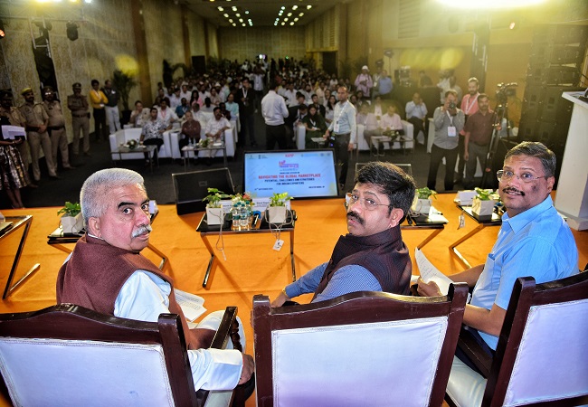 इंटरनेशनल ट्रेड शो में मंचासीन मंत्रीगण व अधिकारी के साथ उपस्थित अन्य गणमान्य इंटरनेशनल ट्रेड शो में मंचासीन मंत्रीगण व अधिकारी के साथ उपस्थित अन्य गणमान्य