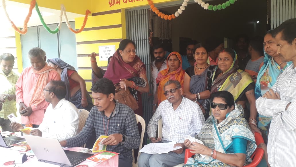 आयुष्मान कार्ड के लिए पंजीयन कराते हुए लोग। फाईल आयुष्मान कार्ड के लिए पंजीयन कराते हुए लोग। फाईल
