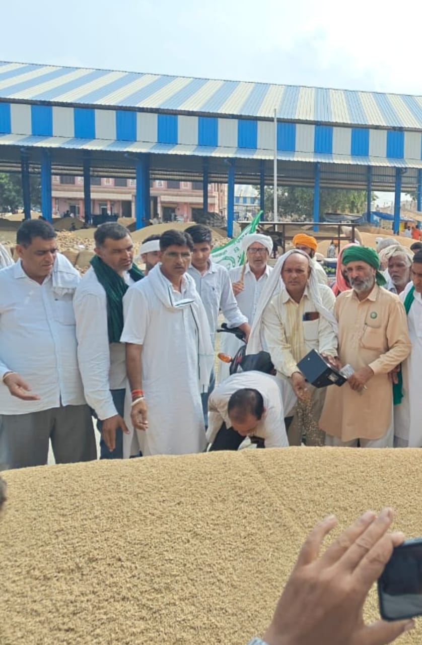 धान की बोली शुरू करवाते हुए किसान धान की बोली शुरू करवाते हुए किसान