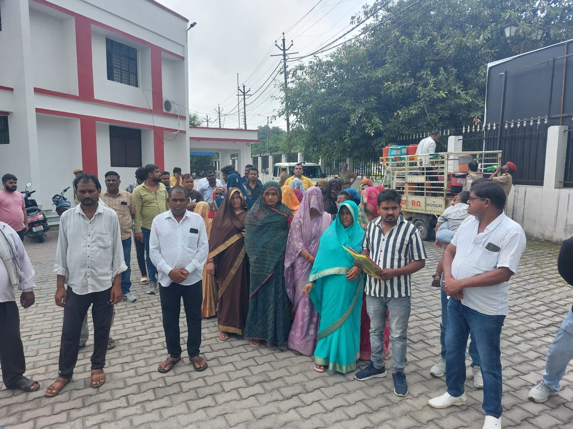 पुलिस कप्तान के कार्यालय पहुंचे पीड़ित पुलिस कप्तान के कार्यालय पहुंचे पीड़ित