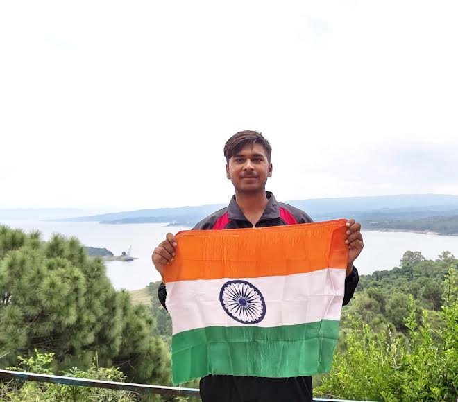 हिमाचल प्रदेश की जमीन पर तिरंगा लहराकर लौटे मंदसौर के अंकित धाकड़ हिमाचल प्रदेश की जमीन पर तिरंगा लहराकर लौटे मंदसौर के अंकित धाकड़