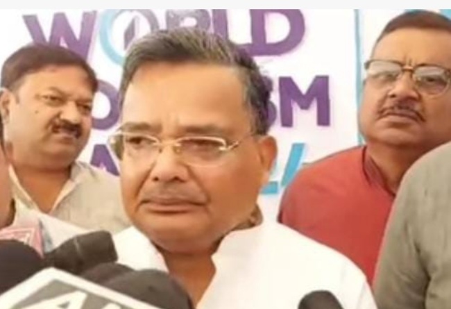 पत्रकारों से वार्ता करते पर्यटन मंत्री पत्रकारों से वार्ता करते पर्यटन मंत्री