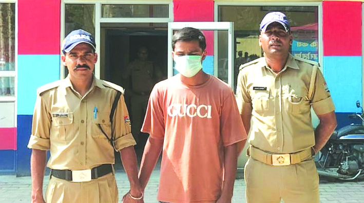 पुलिस गिरफ्त में आरोपित पुलिस गिरफ्त में आरोपित