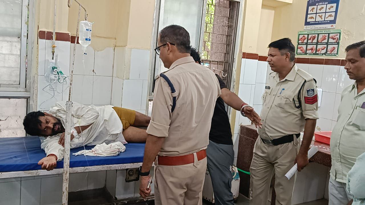 घायल का हालचाल जानने जिला अस्पताल पहुंचे अतिरिक्त पुलिस अधीक्षक तोमर। घायल का हालचाल जानने जिला अस्पताल पहुंचे अतिरिक्त पुलिस अधीक्षक तोमर।