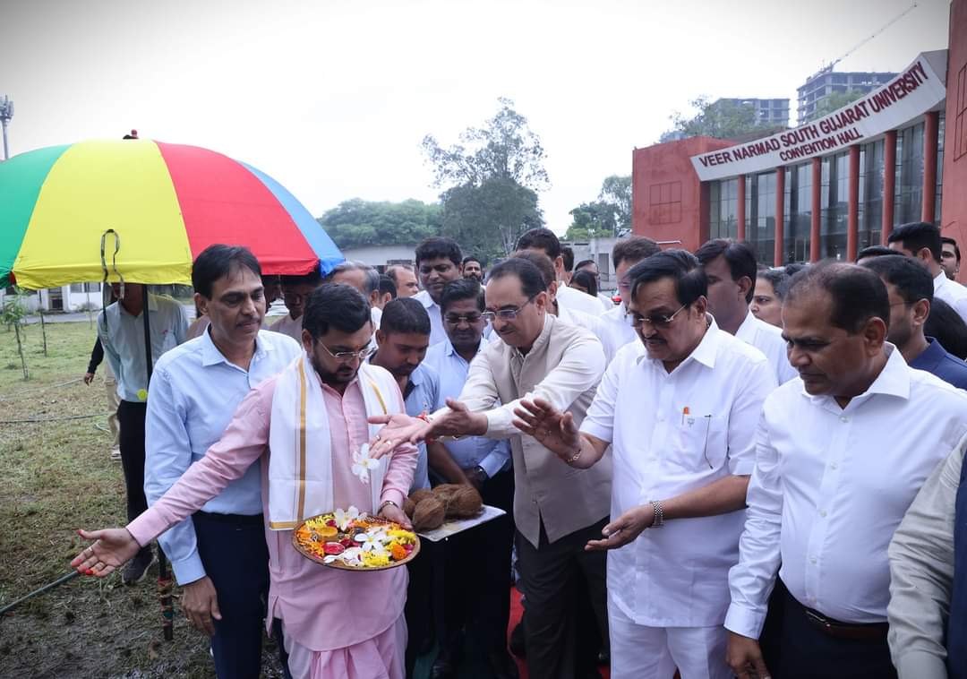 सूरत के वीएनएसजीयू कैम्पस में जल संचय योजना का आरंभ करते केन्द्रीय जलशक्ति मंत्री सी आर पाटिल। सूरत के वीएनएसजीयू कैम्पस में जल संचय योजना का आरंभ करते केन्द्रीय जलशक्ति मंत्री सी आर पाटिल।