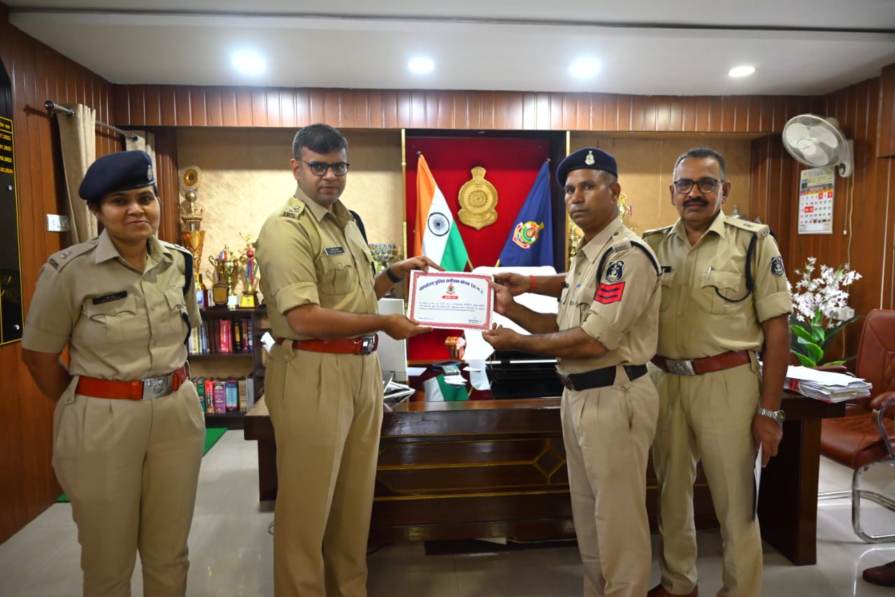 पुलिस अधीक्षक ने आरक्षक को किया सम्मानित पुलिस अधीक्षक ने आरक्षक को किया सम्मानित