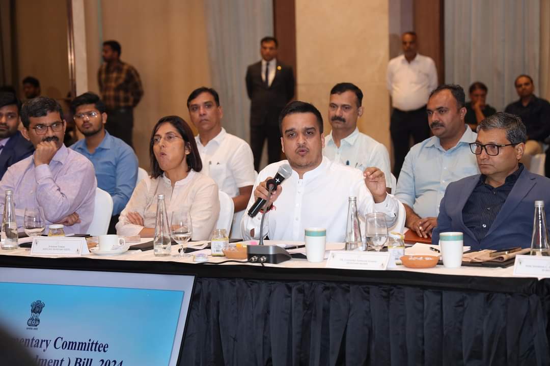 वक्फ बोर्ड बिल के लिए बनी ज्वॉइंट पार्लियामेंट्री कमिटी (जेपीसी) की बैठक शुक्रवार को अहमदाबाद के एक होटल में की गई। बैठक अपने सुझाव पेश करते गुजरात के गृह राज्य मंत्री हर्ष संघवी। वक्फ बोर्ड बिल के लिए बनी ज्वॉइंट पार्लियामेंट्री कमिटी (जेपीसी) की बैठक शुक्रवार को अहमदाबाद के एक होटल में की गई। बैठक अपने सुझाव पेश करते गुजरात के गृह राज्य मंत्री हर्ष संघवी।