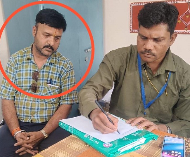 बीईओ कार्यालय का क्लर्क रिश्वत लेते हुए बीईओ कार्यालय का क्लर्क रिश्वत लेते हुए