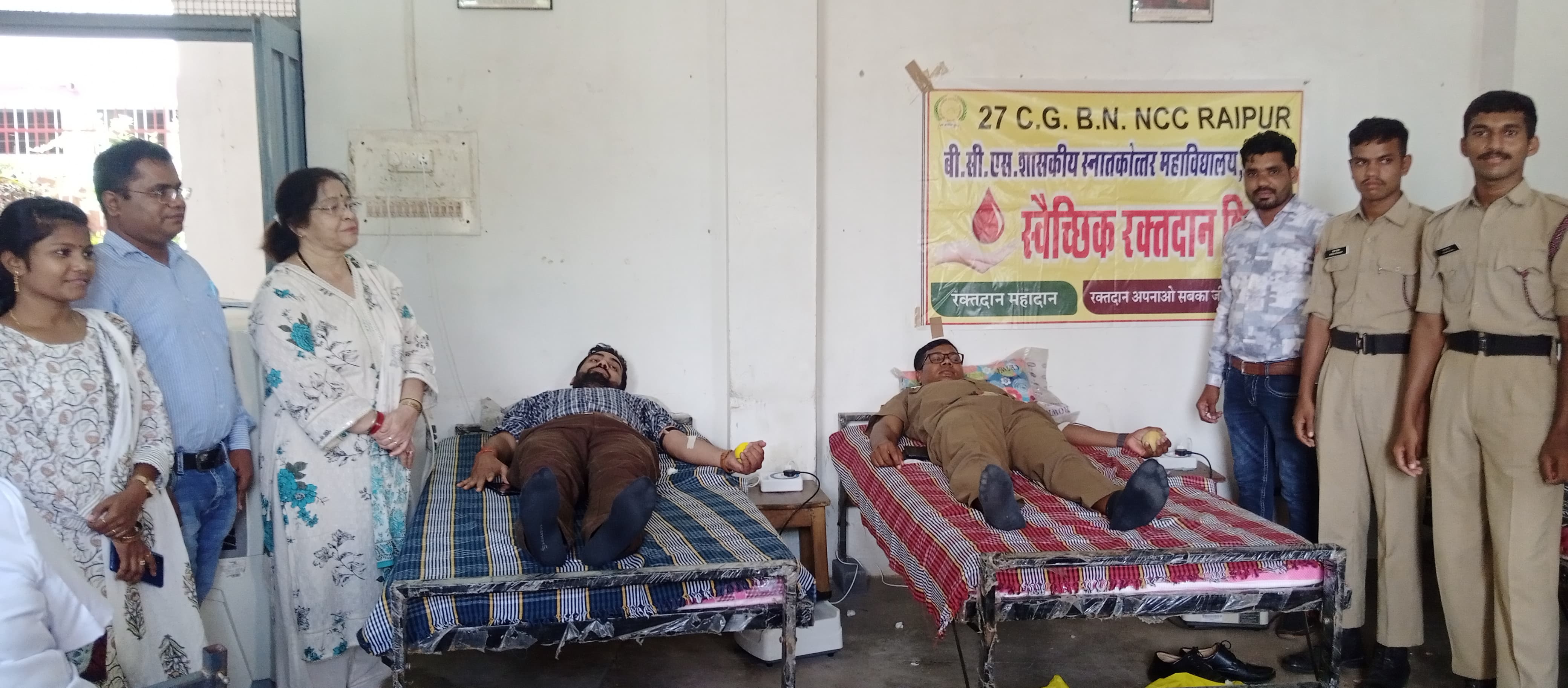 बीसीएस पीजी कालेज में आयोजित रक्तदान शिविर में रक्तदान करते हुए युवा। बीसीएस पीजी कालेज में आयोजित रक्तदान शिविर में रक्तदान करते हुए युवा।