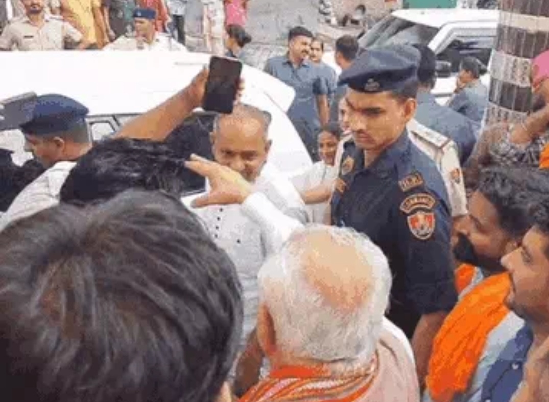 सेल्फी लेने से युवक को रोकते हुए पूर्व सीएम मनोहर लाल सेल्फी लेने से युवक को रोकते हुए पूर्व सीएम मनोहर लाल