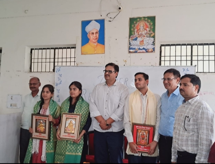छात्र -छात्राओं को सम्मानित करते प्रबंधक छात्र -छात्राओं को सम्मानित करते प्रबंधक
