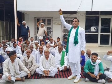 मार्केट कमेटी को ताला लगाकर नारेबाजी करते हुए किसान मार्केट कमेटी को ताला लगाकर नारेबाजी करते हुए किसान