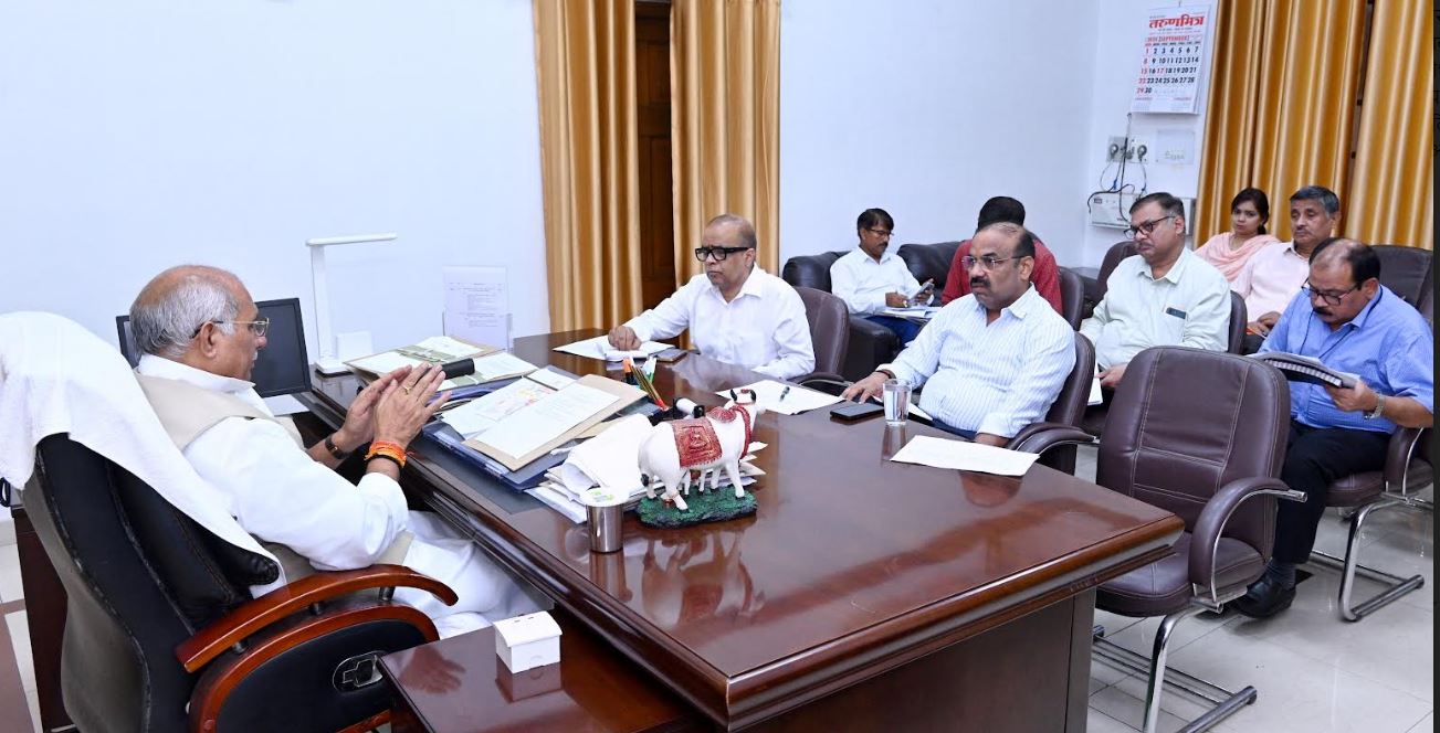 विभागीय समीक्षा बैठक करते मंत्री धर्मपाल सिंह विभागीय समीक्षा बैठक करते मंत्री धर्मपाल सिंह