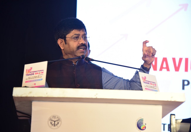 इंटरनेशनल ट्रेड शो के तीसरे दिन मंच से बोलते हुए मंत्री नंदी इंटरनेशनल ट्रेड शो के तीसरे दिन मंच से बोलते हुए मंत्री नंदी