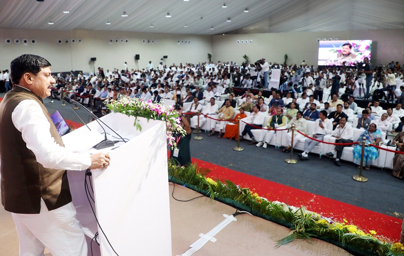 मुख्यमंत्री मोहन यादव सागर में रीजनल इंडस्ट्री कान्क्लेव को संबोधित करते हुए