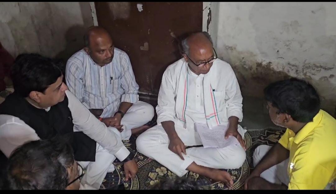 परिजनों को ढांढस बंधाते हुए पूर्व मुख्यमंत्री दिग्विजय सिंह परिजनों को ढांढस बंधाते हुए पूर्व मुख्यमंत्री दिग्विजय सिंह