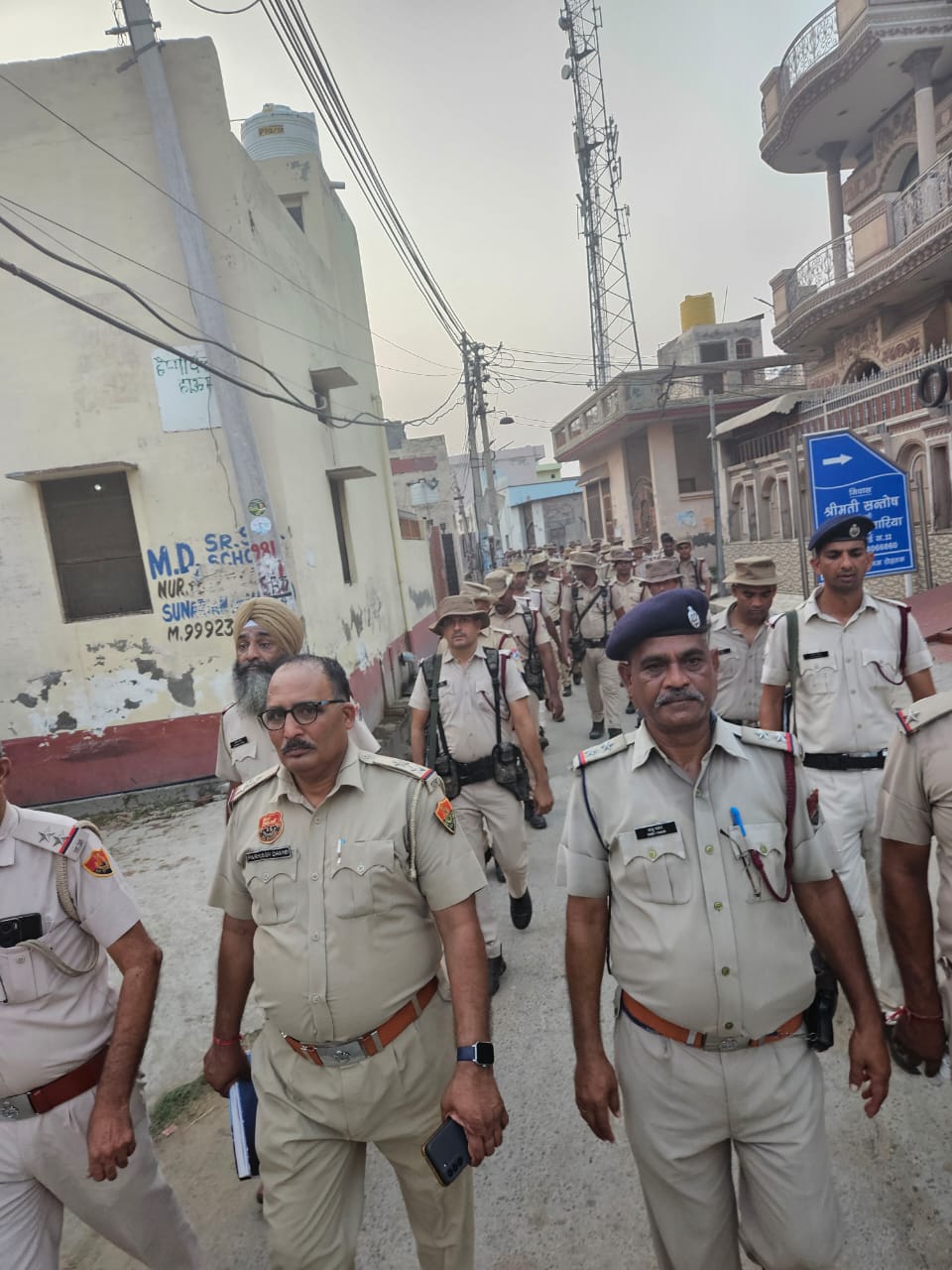 27 आरटीकेः 3 सुरक्षा को लेकर मार्च निकालते पुलिस बल के जवान। 27 आरटीकेः 3 सुरक्षा को लेकर मार्च निकालते पुलिस बल के जवान।