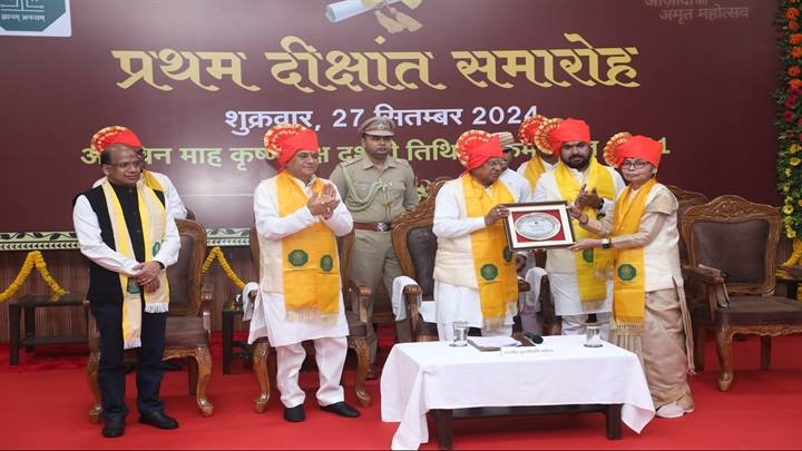 छिंदवाड़ाः राजा शंकरशाह विश्वविद्यालय के प्रथम दीक्षांत समारोह में शामिल हुये राज्यपाल छिंदवाड़ाः राजा शंकरशाह विश्वविद्यालय के प्रथम दीक्षांत समारोह में शामिल हुये राज्यपाल
