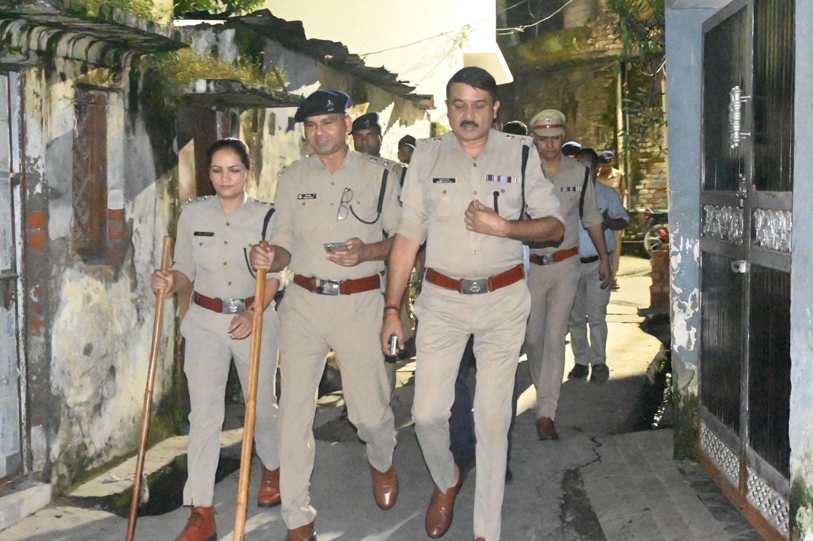 पुलिस बल के साथ देहरादून रेलवे स्टेशन पर गश्त करते एसएसपी अजय सिंह। पुलिस बल के साथ देहरादून रेलवे स्टेशन पर गश्त करते एसएसपी अजय सिंह।