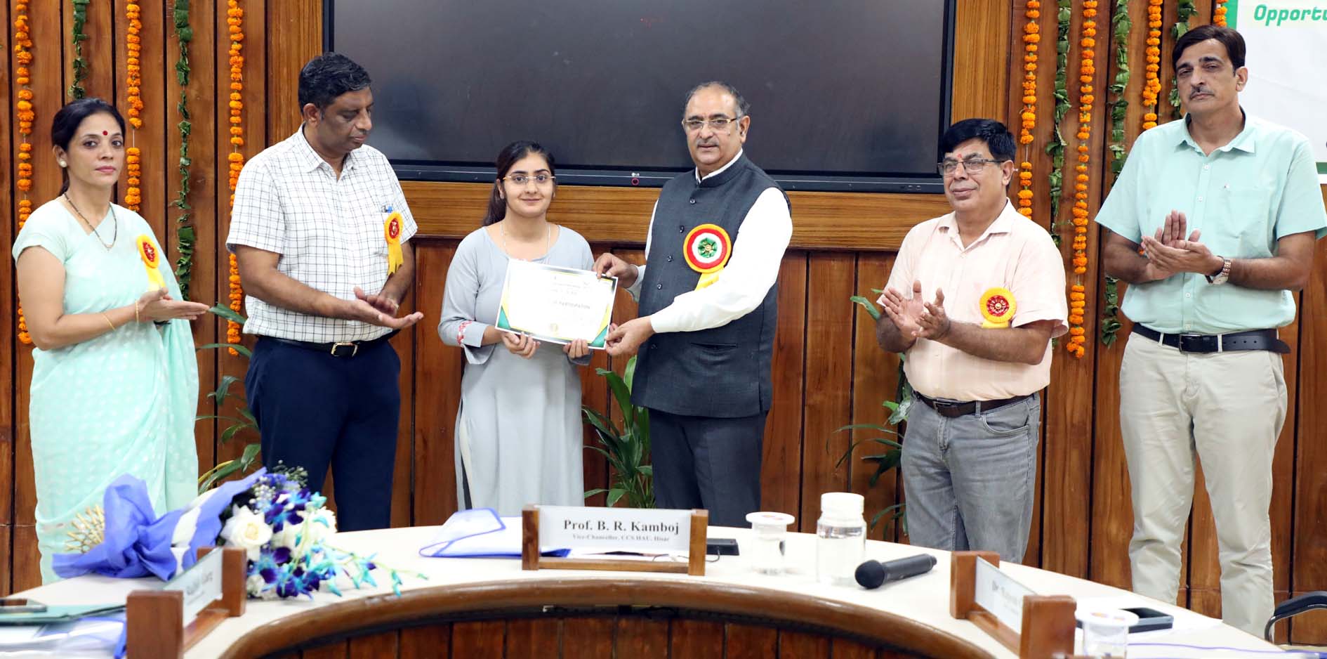 प्रतिभागियों को प्रमाण-पत्र वितरित करते कुलपति प्रो. बीआर कम्बोज। प्रतिभागियों को प्रमाण-पत्र वितरित करते कुलपति प्रो. बीआर कम्बोज।