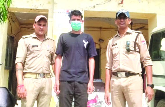 पुलिस गिरफ्त में आरोपित पुलिस गिरफ्त में आरोपित