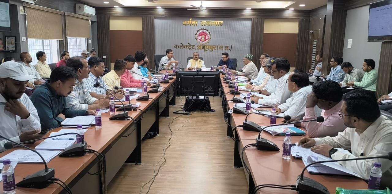 समीक्षा बैठक में मंत्री समीक्षा बैठक में मंत्री