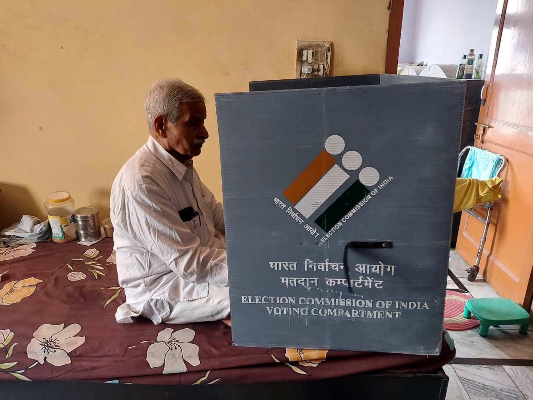 घर से मतदान प्रक्रिया के तहत मतदान करते मतदाता। घर से मतदान प्रक्रिया के तहत मतदान करते मतदाता।