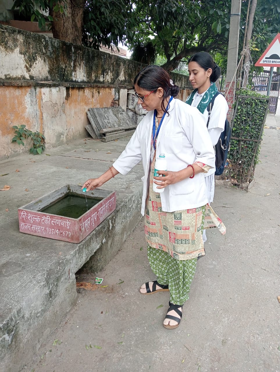 स्वास्थ्य दल आपके द्वार अभियान में स्वास्थ्य कर्मी आमजन को कर रहे जागरूक स्वास्थ्य दल आपके द्वार अभियान में स्वास्थ्य कर्मी आमजन को कर रहे जागरूक