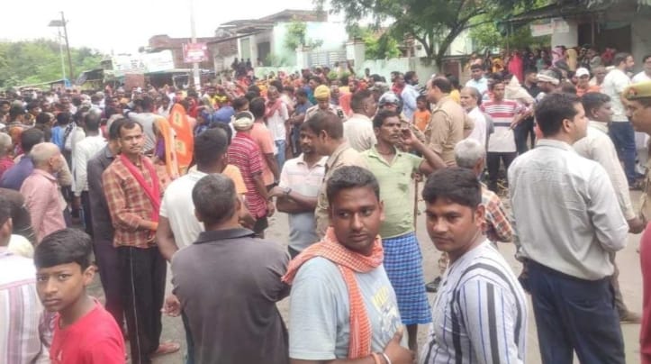 दुर्घटना स्थल पर जुटी लोगों की भीड़: फोटो बच्चा गुप्ता दुर्घटना स्थल पर जुटी लोगों की भीड़: फोटो बच्चा गुप्ता