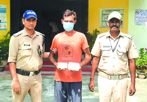 पुलिस गिरफ्त में आरोपित पुलिस गिरफ्त में आरोपित