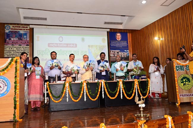 विमोचन करते अतिथिगण विमोचन करते अतिथिगण