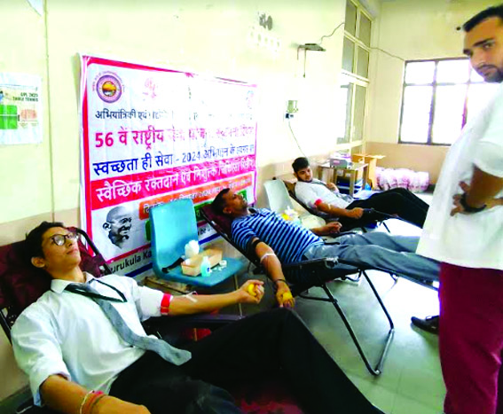 रक्तदान करते हुए रक्तदान करते हुए